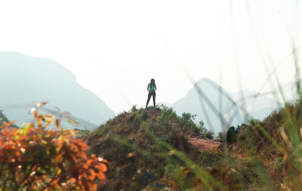 Keisy Arteaga, fotógrafa talentosa de Samaipata, capturada mientras fotografía en el Codo de los Andes.