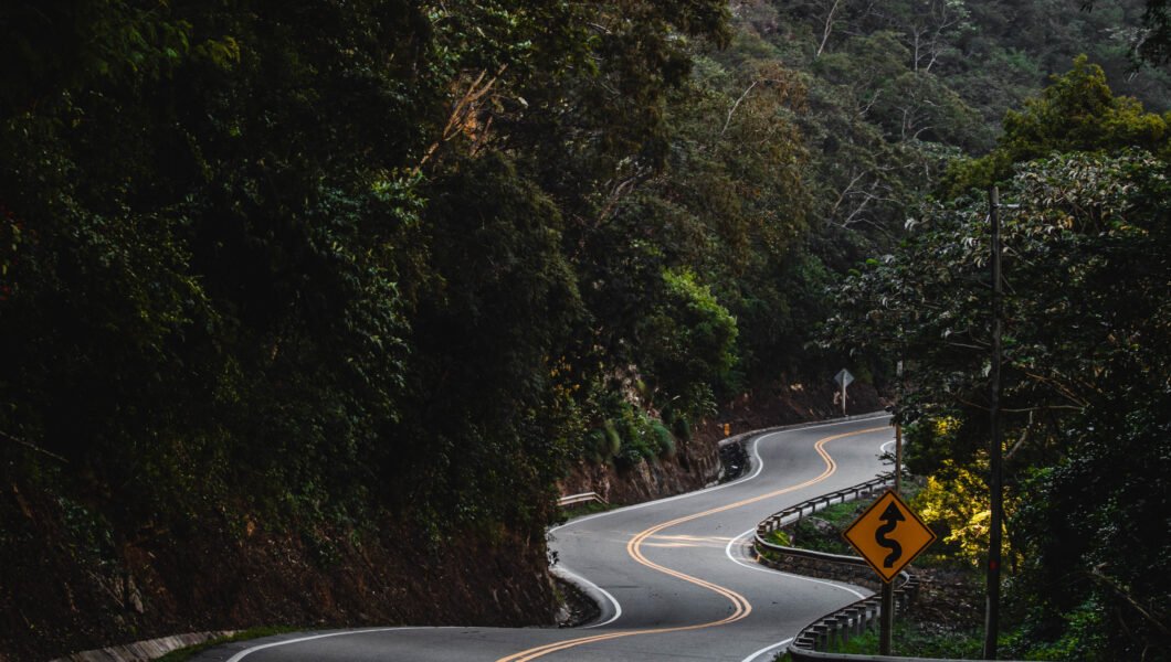 Vista de la carretera "La Viborita", con curvas pronunciadas rodeadas de árboles frondosos y naturaleza exuberante, en la ruta hacia los Valles Cruceños.