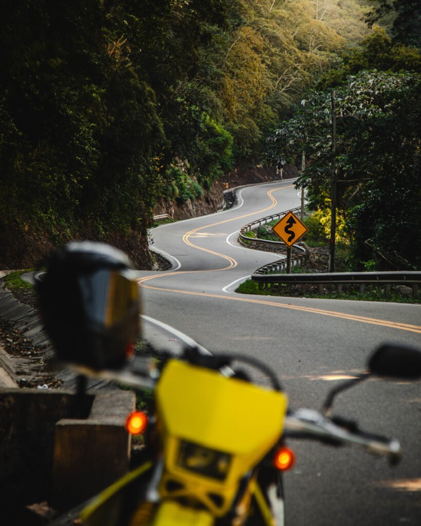 Vista de "La Viborita", un tramo de carretera con curvas pronunciadas, capturada con una motocicleta amarilla en primer plano.