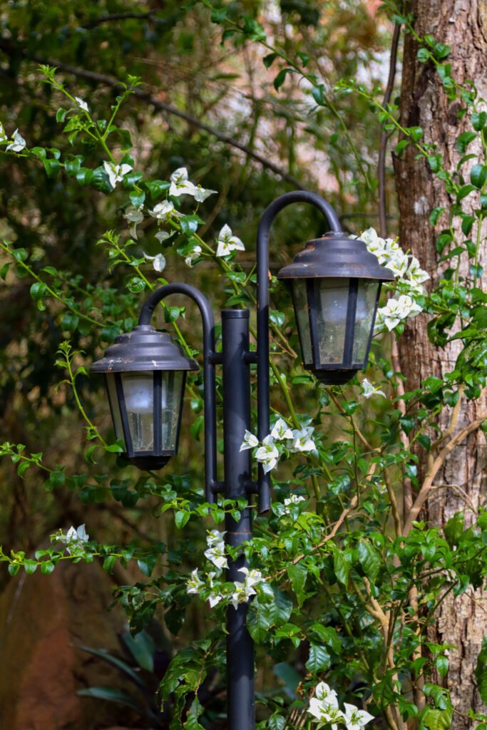 Faroles antiguos de diseño clásico que evocan una época pasada, iluminando cálidamente el entorno del Restaurante El Encanto.