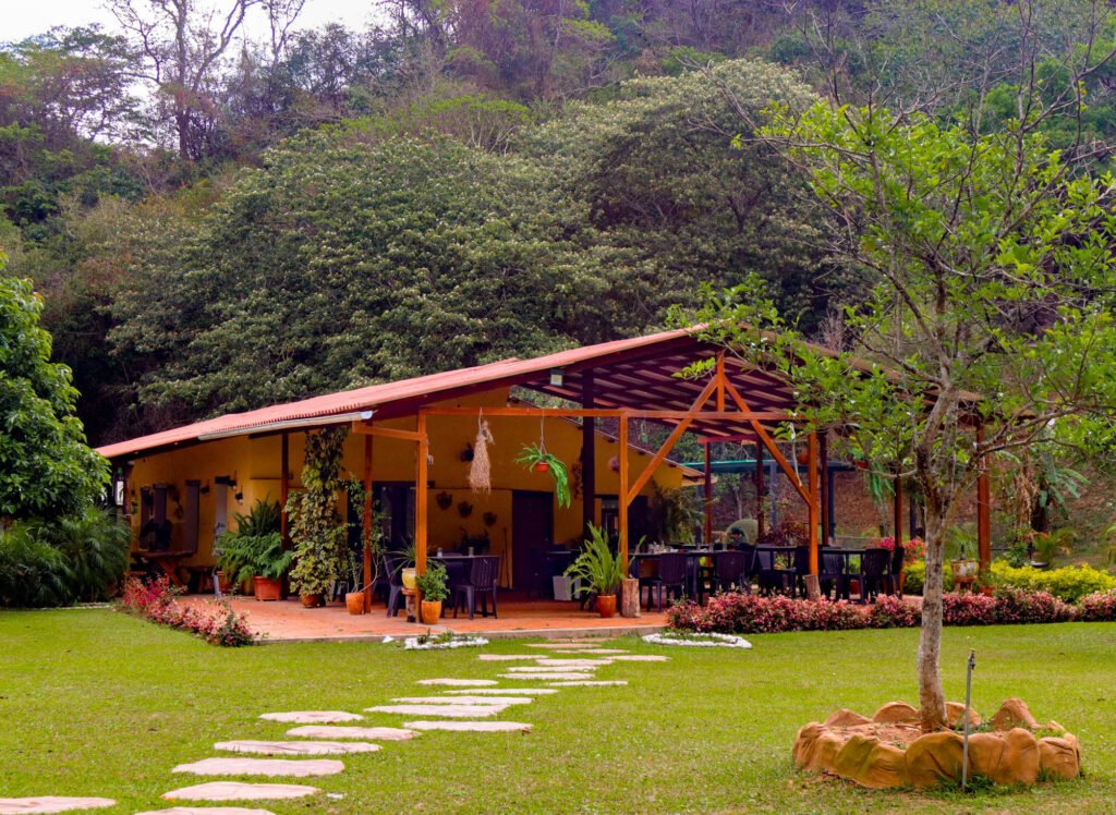 Vista del Restaurante El Encanto, destacando sus variados ambientes diseñados para brindar una experiencia gastronómica única.