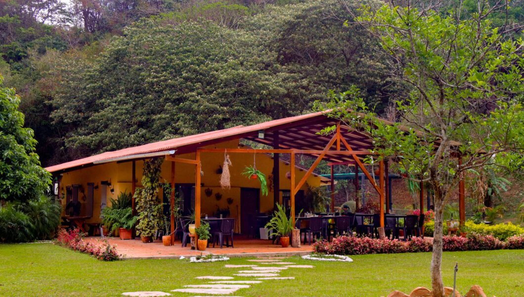 Vista del Restaurante El Encanto, destacando sus variados ambientes diseñados para brindar una experiencia gastronómica única.