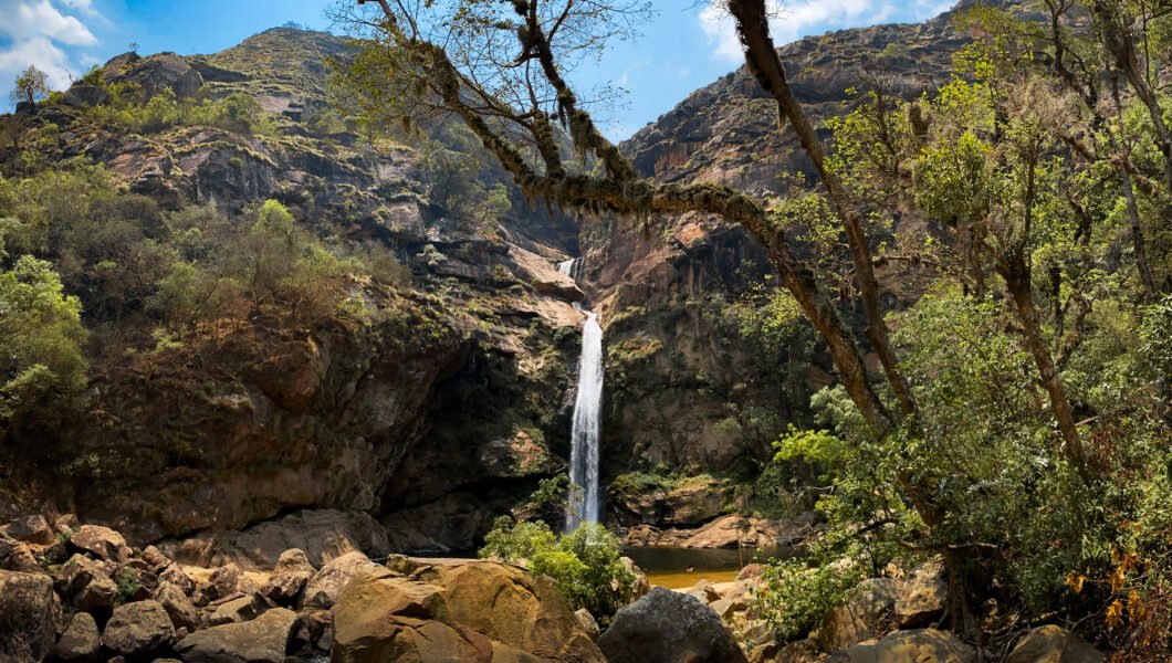 Vista completa de la Cascada La Pajcha desde cierta distancia, en Samaipata.