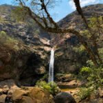 Vista completa de la Cascada La Pajcha desde cierta distancia, en Samaipata.