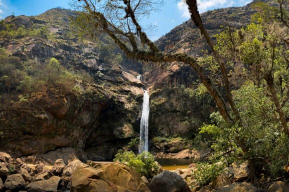 Vista completa de la Cascada La Pajcha desde cierta distancia, en Samaipata.