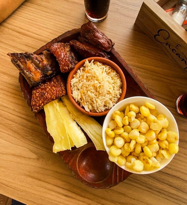 Carne de cerdo preparada como chancho a la cruz, cocinada al fuego lento, lista para ser disfrutada.