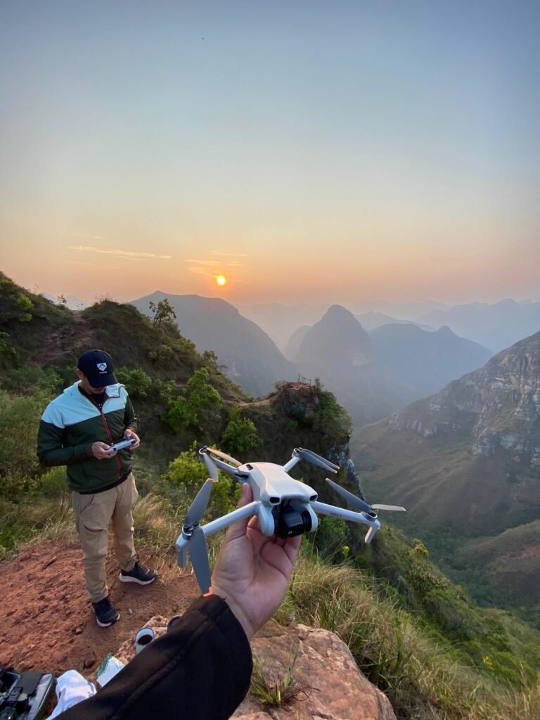 Drone preparado para despegar en medio de un paisaje natural al amanecer.
