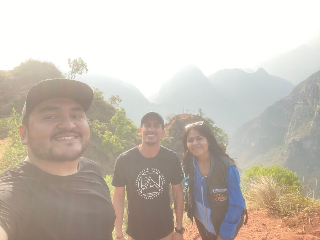 Selfie en el mirador del Codo de los Andes con Keisy, Andrés y yo, capturando el amanecer juntos.
