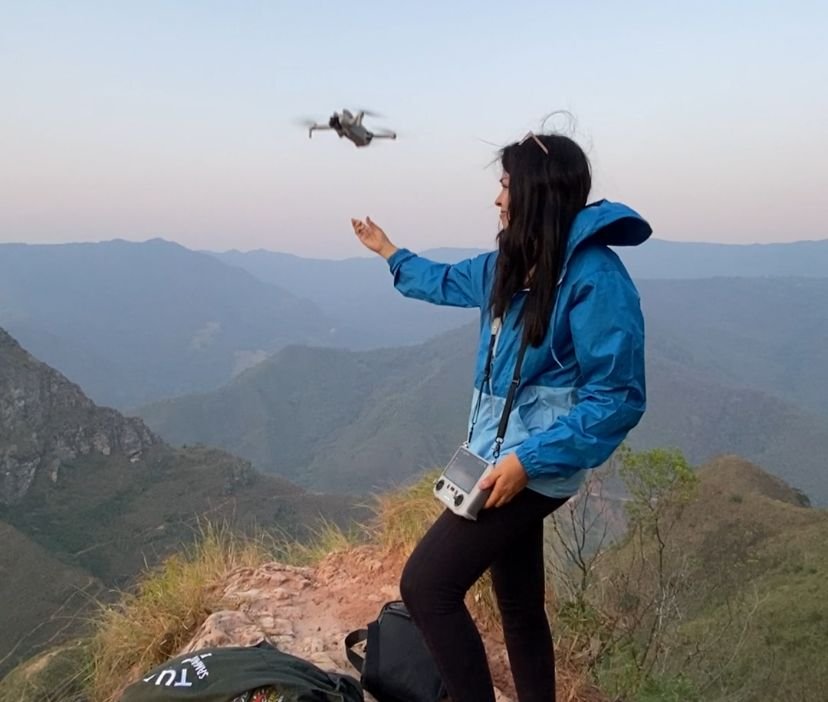 Keisy Arteaga iniciando el vuelo del drone en el mirador del Codo de los Andes.